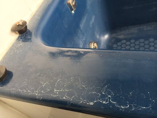 風呂掃除前浴室の水垢カルキ