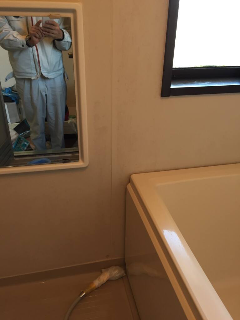 浴槽の黒ずみカビ