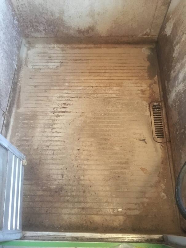 浴室床の黒ずみ