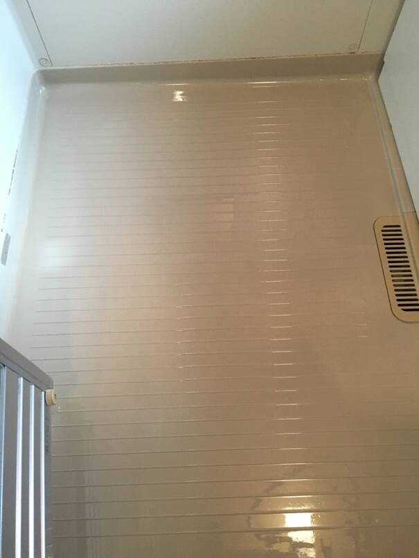 浴室床の黒ずみ落とし後