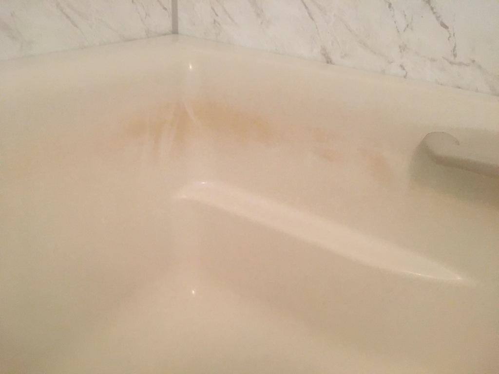 浴槽の浴槽の黒ずみ