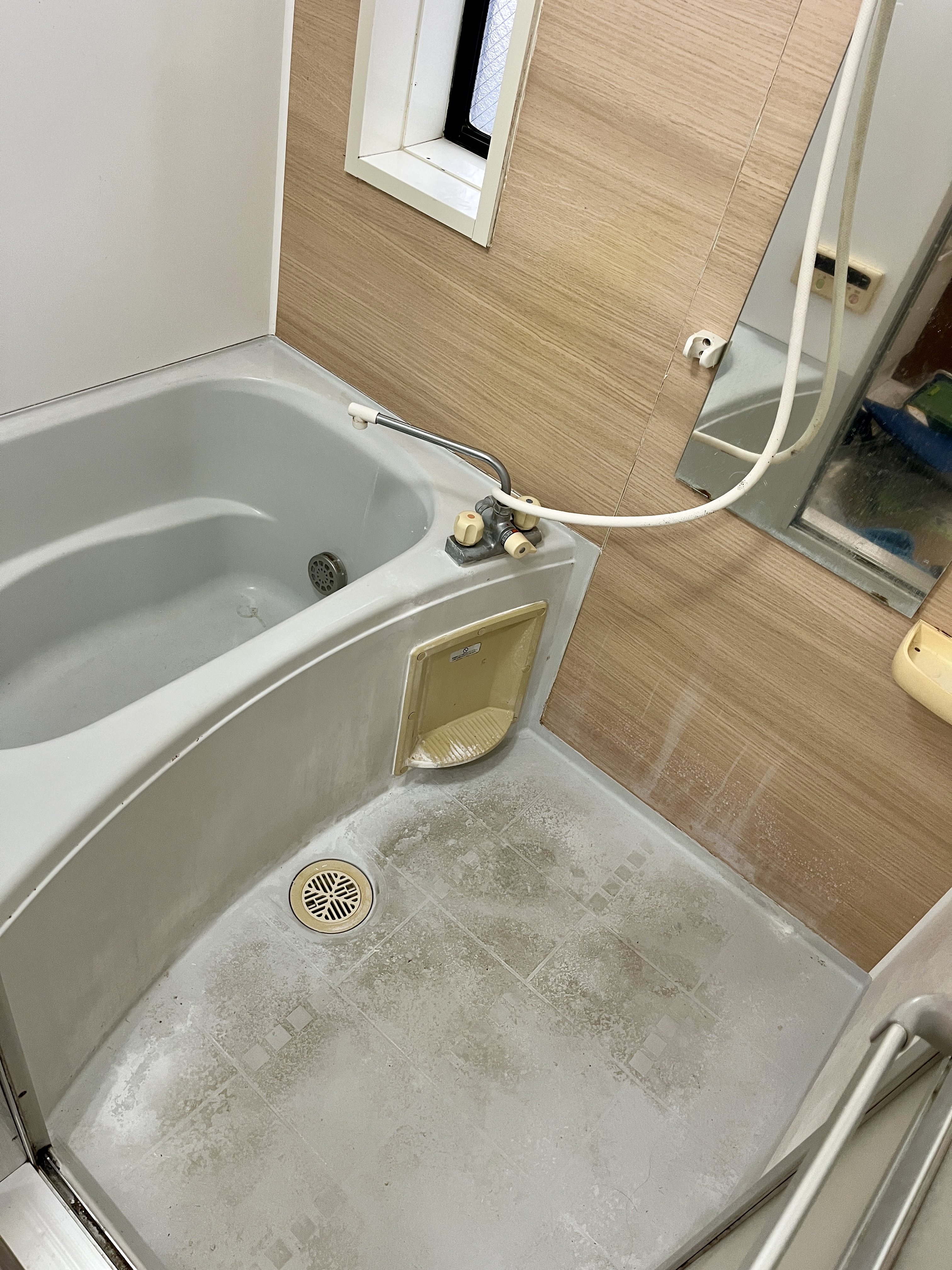 風呂掃除前浴室の石鹸カス