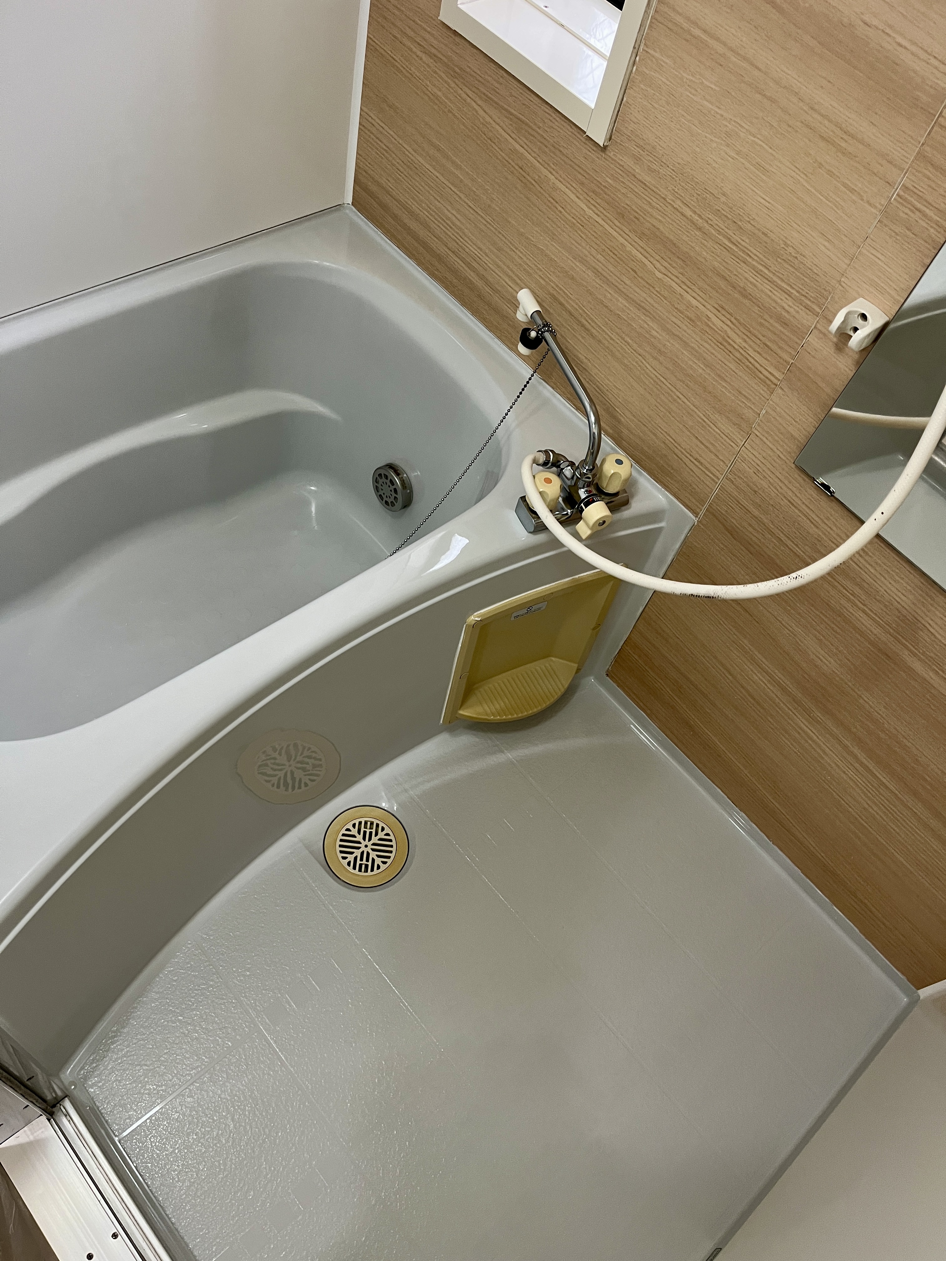 風呂掃除後浴室の石鹸カス